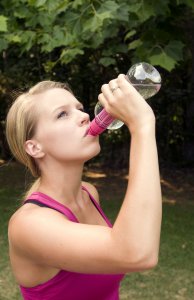 Sportista pije vodu